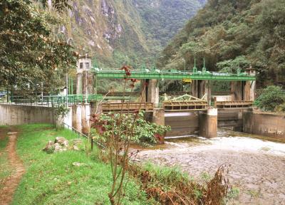 Bocatoma de captación de aguas del río Vilcanota.jpg